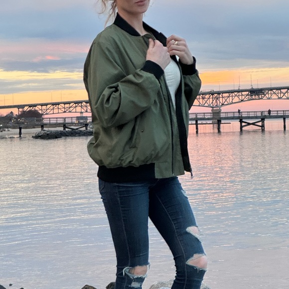 Meet your Posher, Nicole - Picture 3 of 5